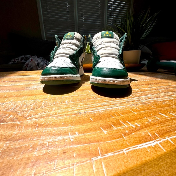 High Quality Green, Yellow, and White Air Jordan 1. Boys 5Y,  and Girls 7Y - Picture 5 of 6